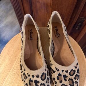 SoftWalk Leopard-Print Slip-On Flats in Beige and Black size 7n